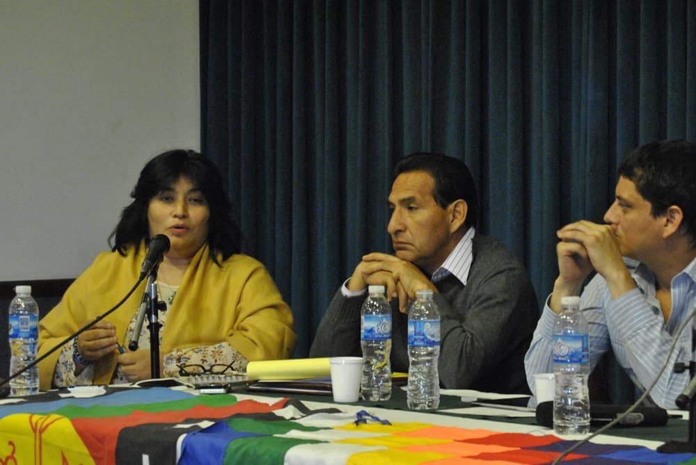 La Abog. Mirta Pereira (izquierd), asesora jurídica de la FAPI en el Congreso Internacional de Derecho Indígena.