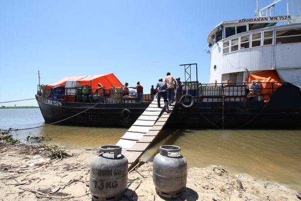 En temporadas de lluvia, el barco Aquidabán es la única opción para llegar a las comunidades indígenas de Bahía Negra. Los negocios del pueblo dependen de este viaje para recibir mercadería nueva.